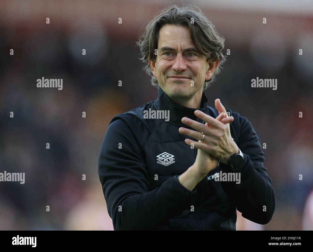 Londra, Inghilterra, 12th marzo 2022. Thomas Frank, direttore di Brentford, applaude la folla dopo la partita della Premier League al Brentford Community Stadium di Londra. Il credito d'immagine dovrebbe leggere: Paul Terry / Sportimage Foto Stock