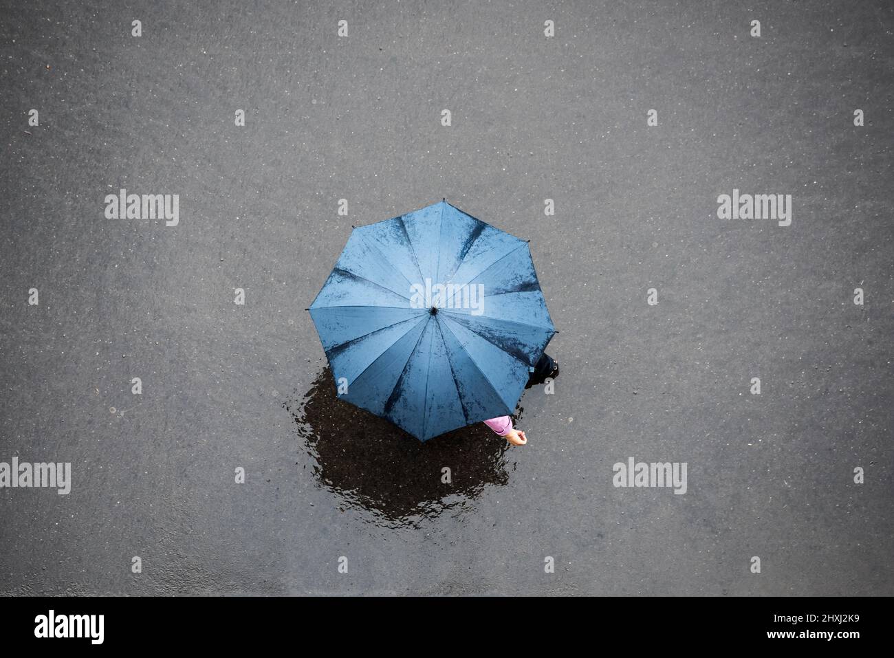 Persone sotto la pioggia con ombrello. Vista dall'alto. Foto Stock