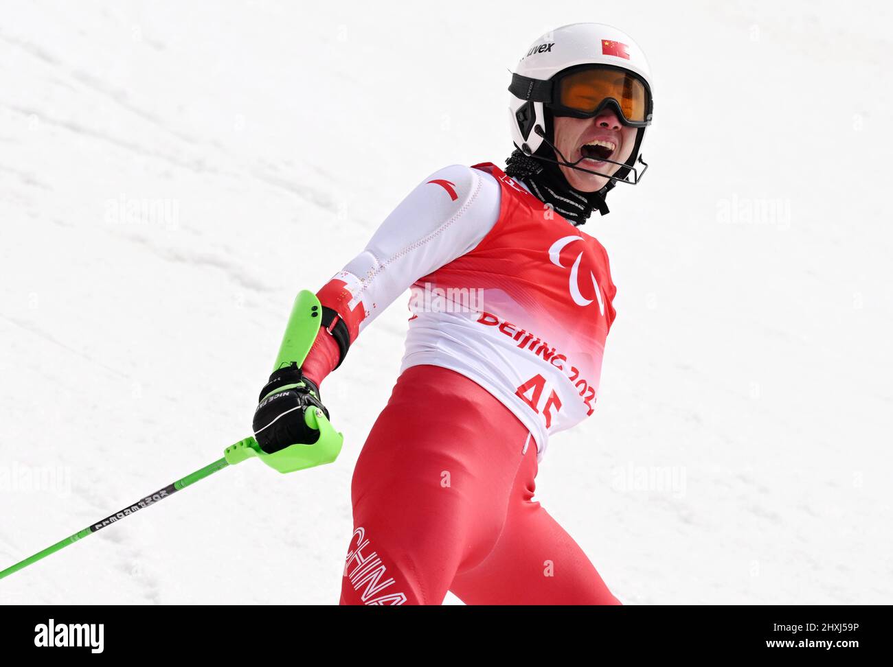 Pechino, Cina. 13th Mar 2022. Liang Jingyi della Cina reagisce durante l'evento di Para Alpine Sci Men's Slalom Standing dei Giochi Paralimpici invernali di Pechino 2022 al National Alpine Sci Center nel distretto di Yanqing, Pechino, capitale della Cina, 13 marzo 2022. Credit: Zhang Chenlin/Xinhua/Alamy Live News Foto Stock