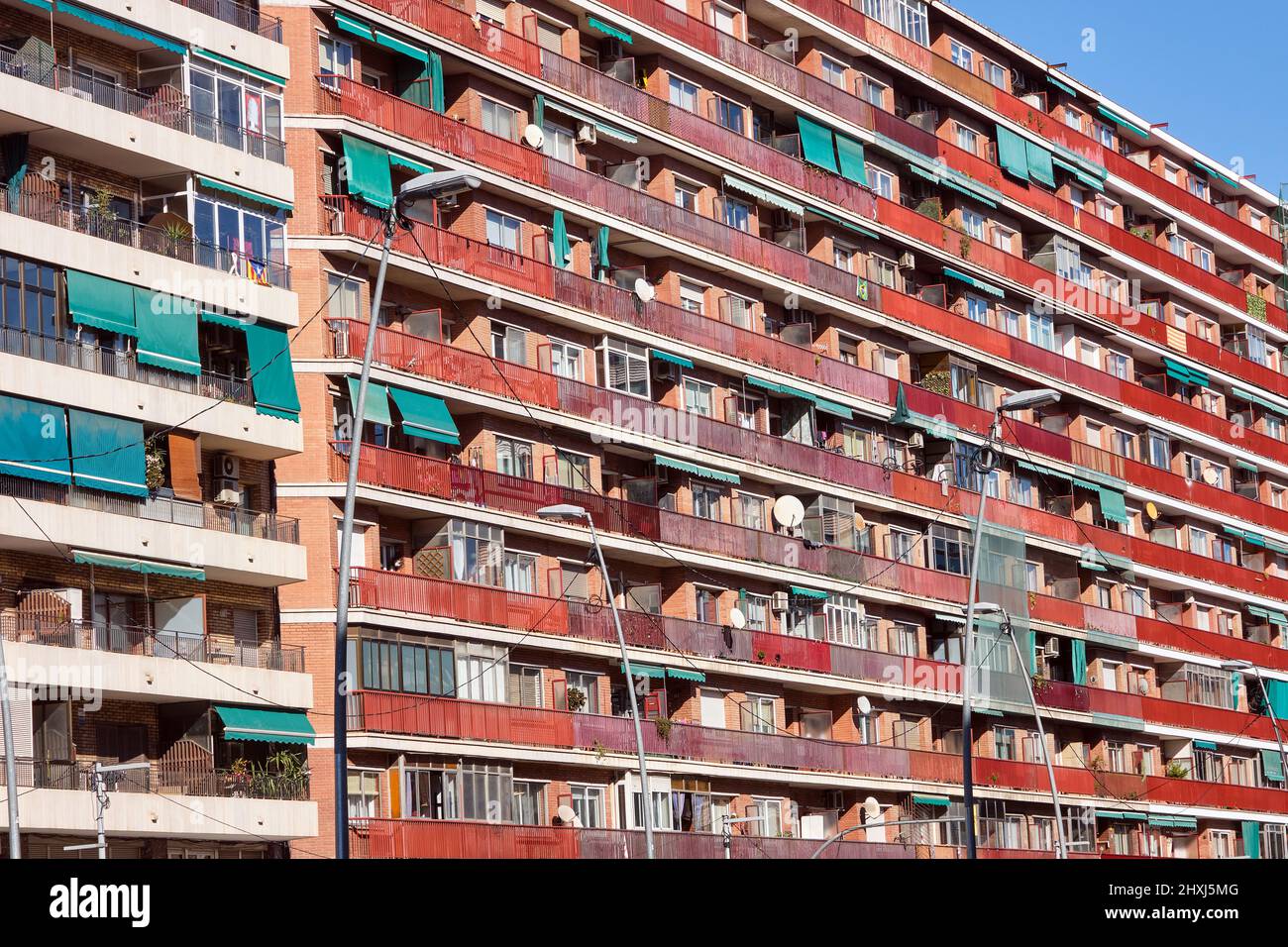 Grande edificio di appartamenti visto a Barcellona, Spagna Foto Stock