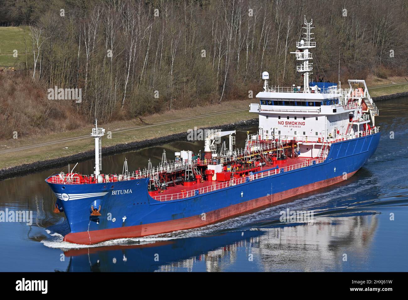 Asfalto / bitume Tanker BITUMA passando il canale Kiel Foto Stock