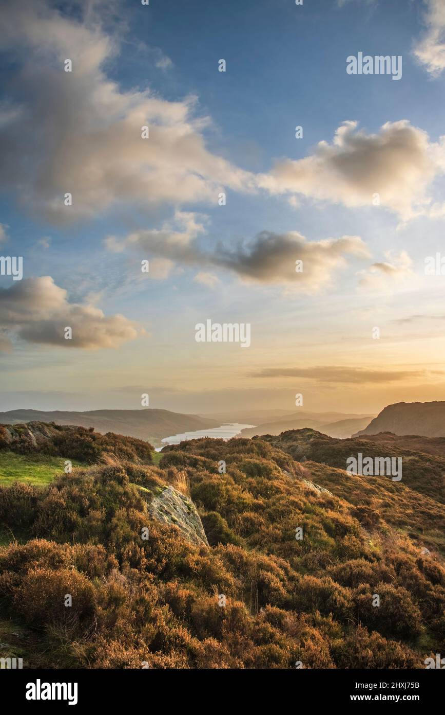 L'epica immagine del paesaggio del tramonto autunnale da Holme è caduta guardando verso Coniston Water nel Lake District Foto Stock