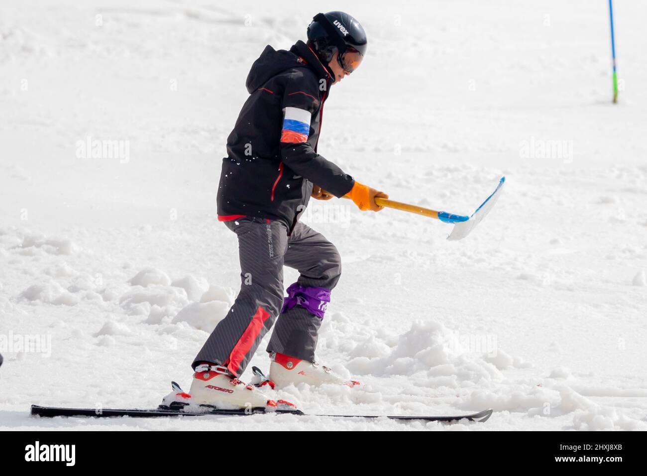 Pechino, Cina. 13th Mar 2022. Paralimpiadi, Para Alpine Sci, Men, Slalom, 2nd corrono presso il National Alpine Ski Center: Un membro dello staff sulla pista indossa la bandiera russa sul suo braccio. Credit: Christoph Soeder/dpa/Alamy Live News Foto Stock