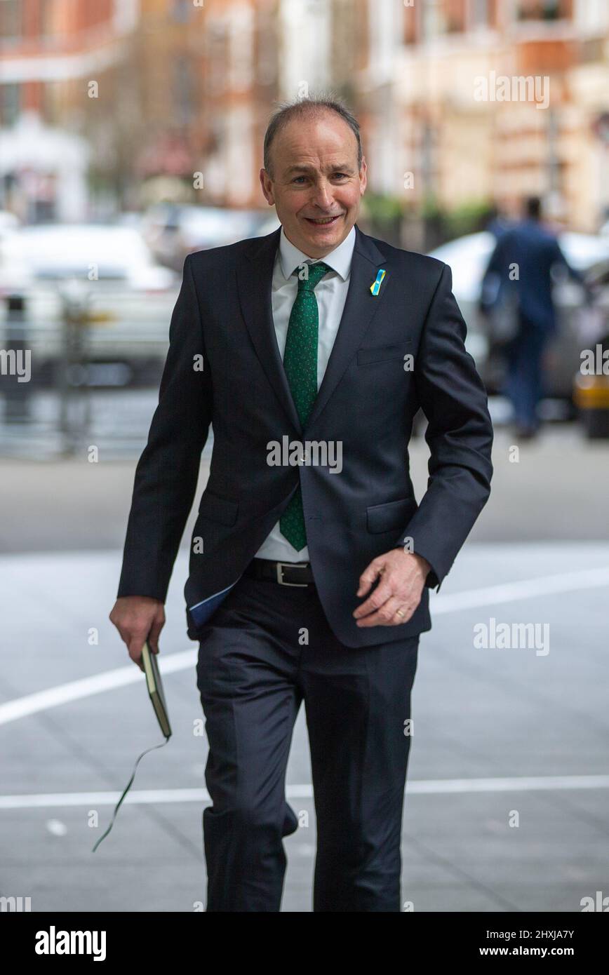 Londra, Inghilterra, Regno Unito. 13th Mar 2022. Il primo ministro irlandese MICHEAL MARTIN è visto arrivare alla BBC prima di comparire in tv show Domenica mattina. (Credit Image: © Tayfun Salci/ZUMA Press Wire) Foto Stock