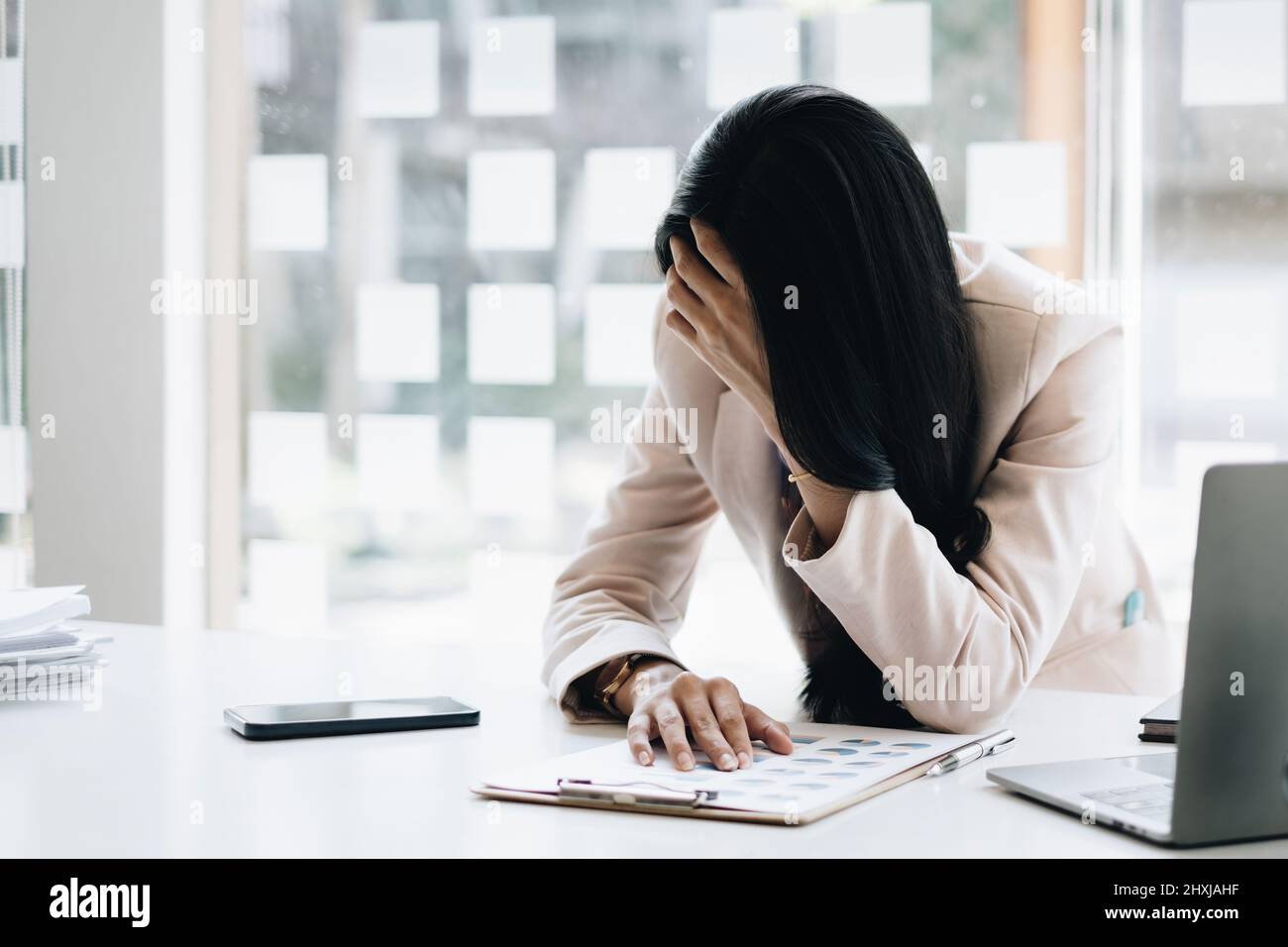 Frustrato ha sollecitato finanziario di affari o contabile seduto in un ufficio. Foto Stock