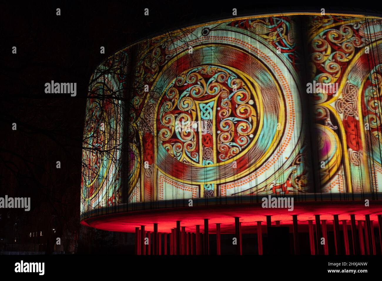 A nord del Tyne, evento culturale Under the Stars con proiezioni sugli edifici della città, tra cui il centro amministrativo di Newcastle. Foto Stock