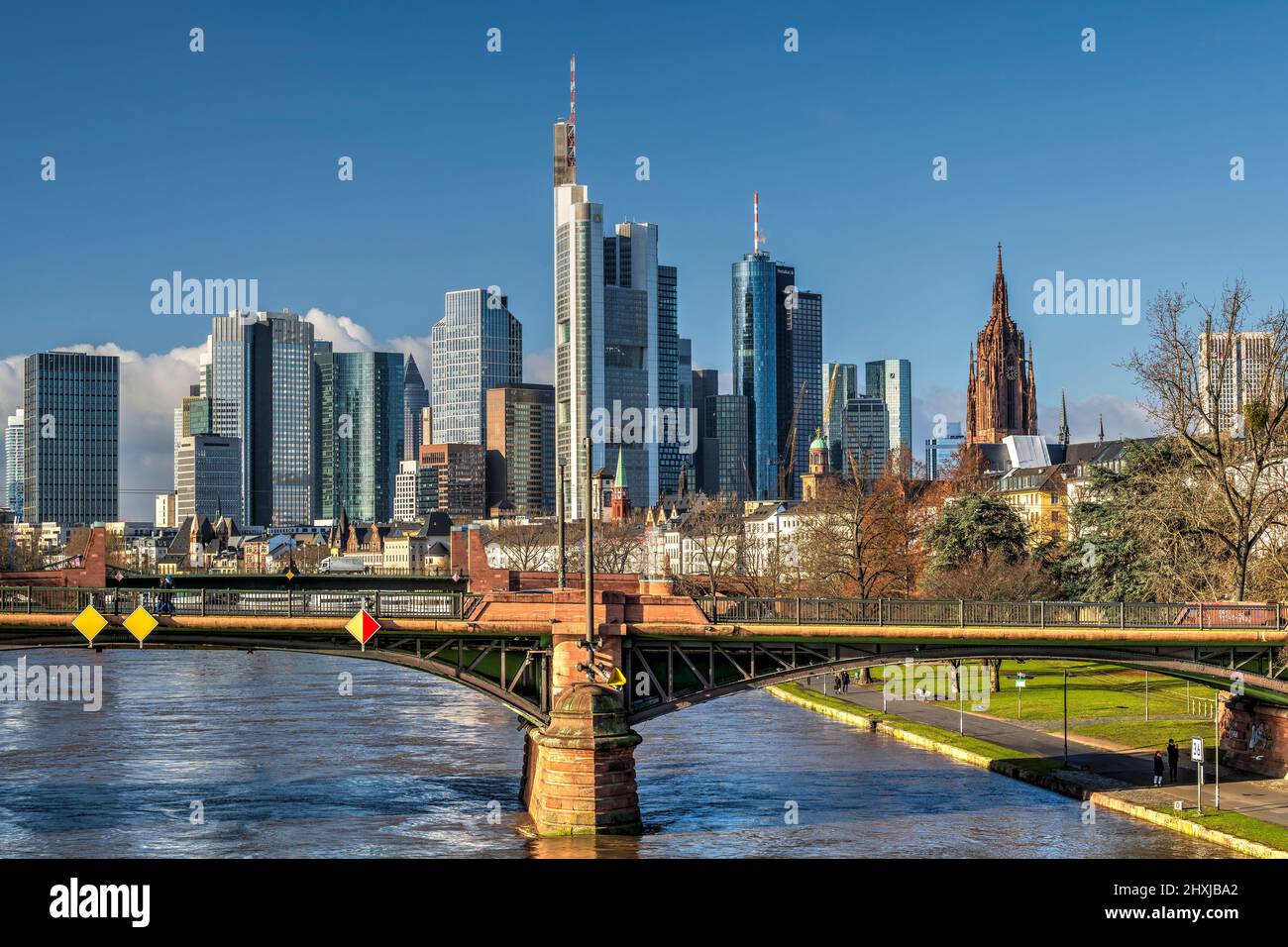 Skyline del centro e fiume meno, Francoforte sul meno, Assia, Germania Foto Stock