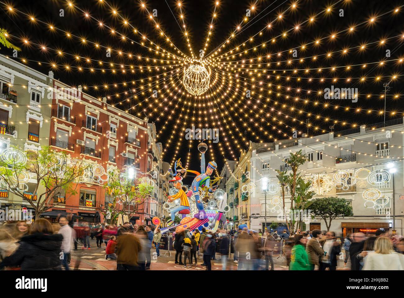 Vista notturna di sculture giganti in Ruzafa o Russafa durante l'annuale Fallas Festival, Valencia, Spagna Foto Stock