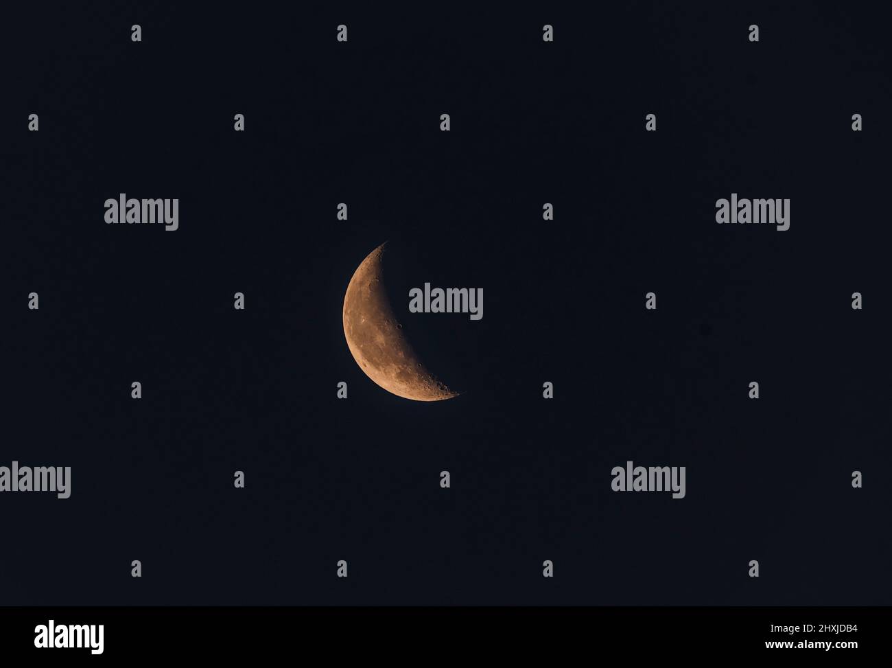 immagini nitide a mezza luna su sfondo nero scuro Foto Stock