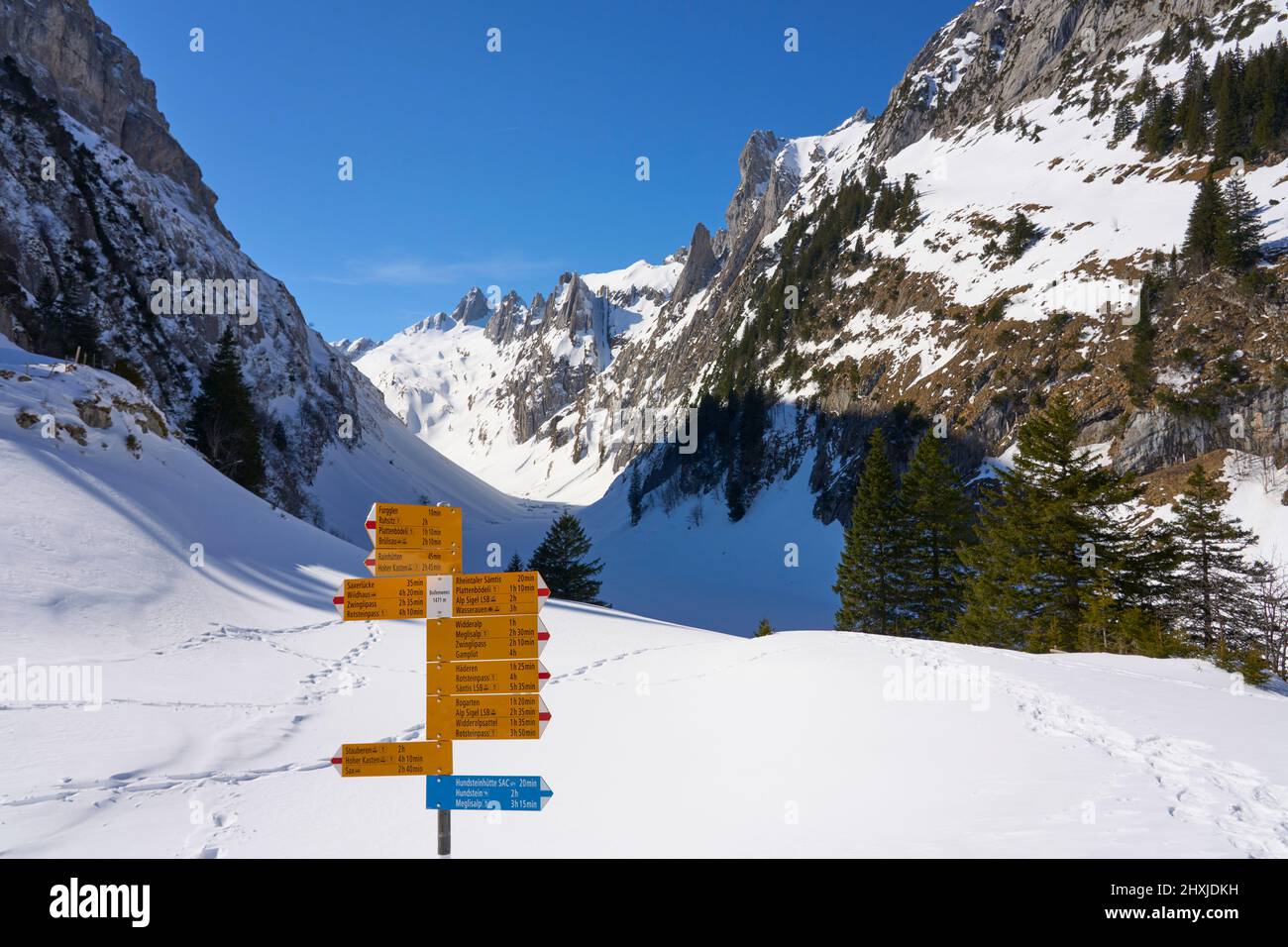 Bruelisau, Appenzell Svizzera, 02-23-2022, cartello con molte destinazioni escursionistiche nella catena montuosa Alpstein vicino ad Appenzell in Svizzera Foto Stock