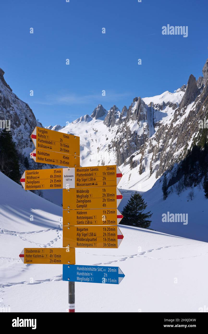 Bruelisau, Appenzell Svizzera, 02-23-2022, cartello con molte destinazioni escursionistiche nella catena montuosa Alpstein vicino ad Appenzell in Svizzera Foto Stock