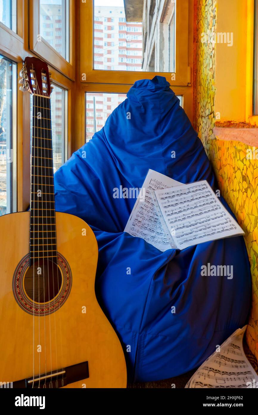 Composizione con chitarra e spartiti sul balcone Foto Stock