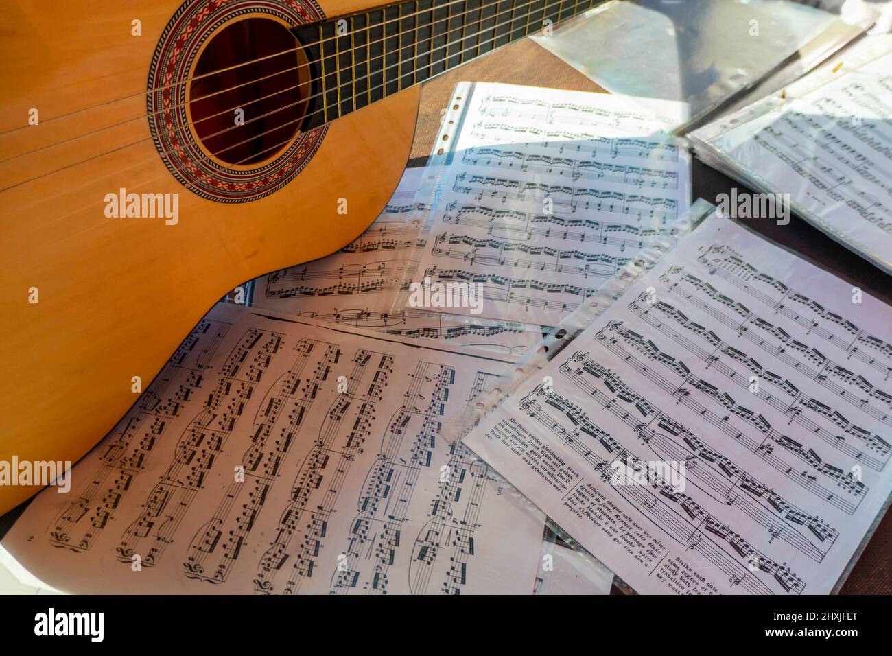 Composizione con chitarra e spartiti Foto Stock