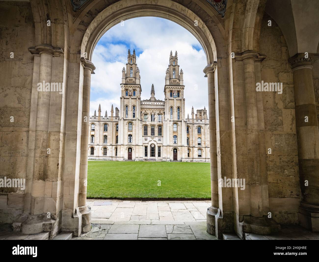 Vista attraverso un arco di All Souls College Quadrant, All Souls College è un college costituente della University of Oxford, Foto Stock