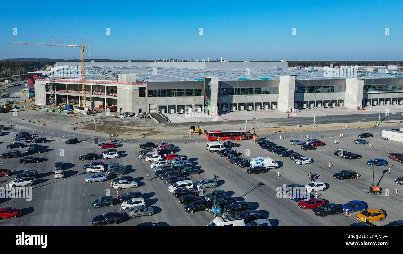 11 marzo 2022, Brandeburgo, Grünheide: Il cantiere della Tesla Gigafactory Berlin Brandenburg (vista aerea con un drone). La prima fabbrica europea di Grünheide, progettata per 500.000 veicoli all'anno, è un pilastro importante della strategia futura di Tesla. Foto: Patrick Pleul/dpa-Zentralbild/ZB Foto Stock