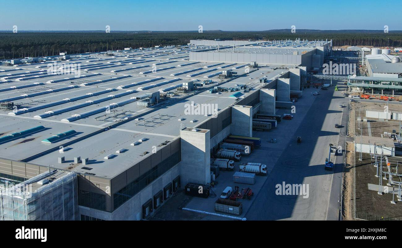 11 marzo 2022, Brandeburgo, Grünheide: Il cantiere della Tesla Gigafactory Berlin Brandenburg (vista aerea con un drone). La prima fabbrica europea di Grünheide, progettata per 500.000 veicoli all'anno, è un pilastro importante della strategia futura di Tesla. Foto: Patrick Pleul/dpa-Zentralbild/ZB Foto Stock