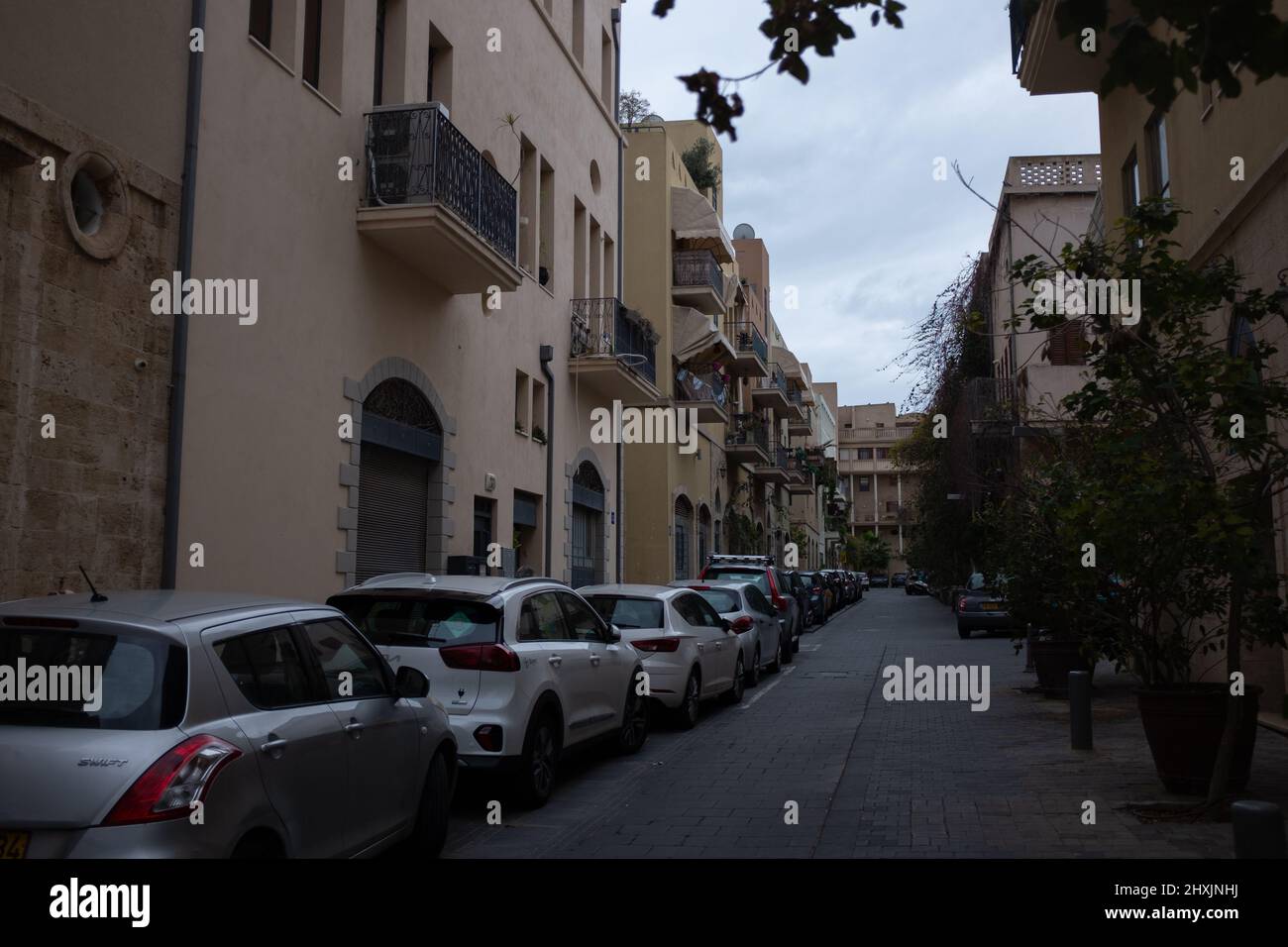 Strada con appartamenti residenziali nel quartiere di Jaffa a Tel Aviv Foto Stock