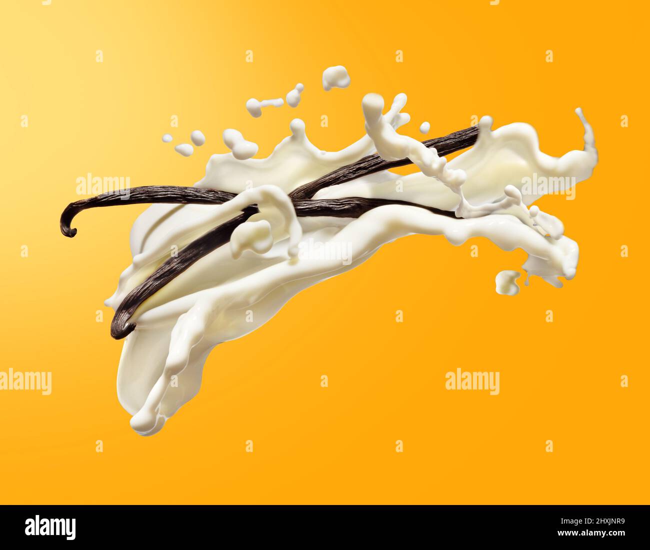 Una volata zampata di latte incontra due tiratori di vaniglia nell'aria in un momento epico su uno sfondo giallo dorato e soleggiato. Foto Stock