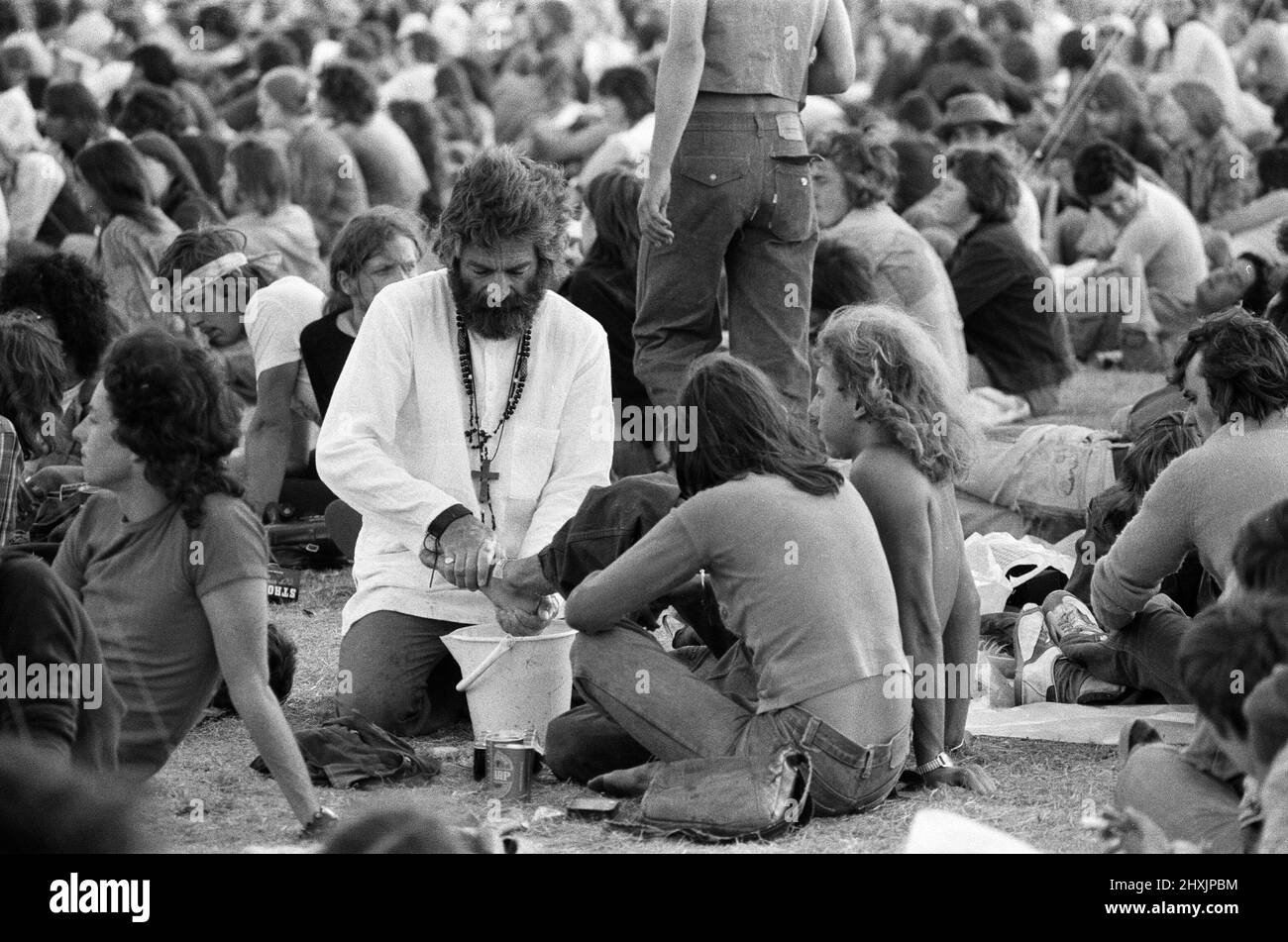 "Mick the Vic", che è il Rev. Michael Scott, Vicario alla Chiesa di San Marco, Reading, visita il sito del festival a Reading, lavando i piedi dei fan pop. 27th agosto 1976. Foto Stock