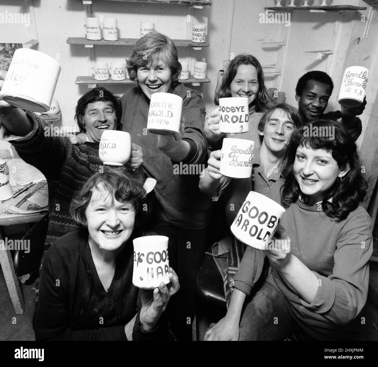 Potter Bridget Appleby e il personale della Briglin Pottery Crawford Street, Marylebone, Londra, mostrando i loro mugs di commemorazione di Harold Wilson, per celebrare le dimissioni del primo Ministro 16th marzo 1976 Foto Stock