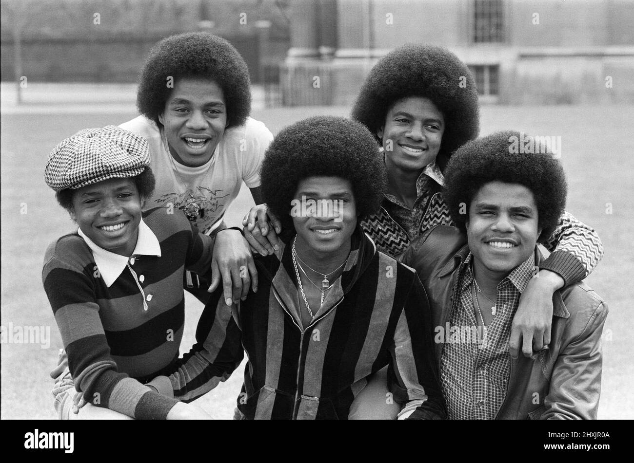 Il gruppo pop Jackson 5 è raffigurato ad Hyde Park Corner. Sono Randy, 15, Michael, 18, Jackie, 26, Marlon, 20 e Tito, 23. 19th maggio 1977. Foto Stock