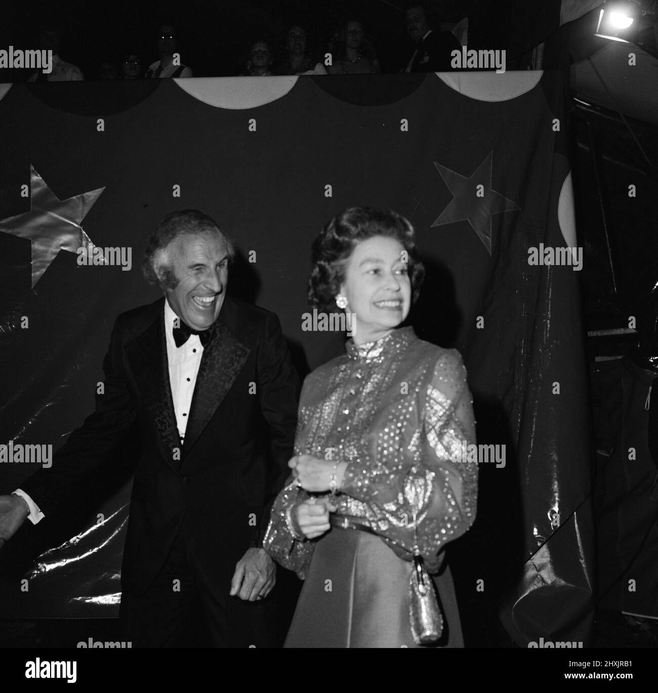 La Regina Elisabetta II e Bruce Forsyth partecipano al Royal Windsor Big Top Show che si tiene al Billy Smart's Big Top in Home Park, Windsor, in aiuto del Queen's Silver Jubilee Appeal. 28th maggio 1977. Foto Stock