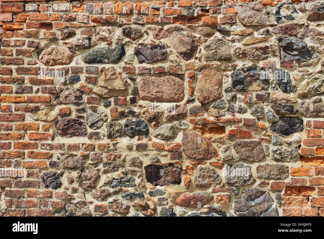 Dettagli di un muro di mattoni e pietre di macerie Foto Stock