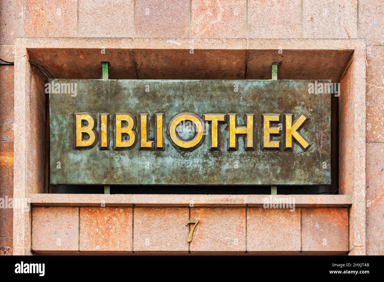 La scritta Bibliothek (biblioteca) su una casa a Lutherstadt Wittenberg, Sassonia-Anhalt, Germania, Europa Foto Stock
