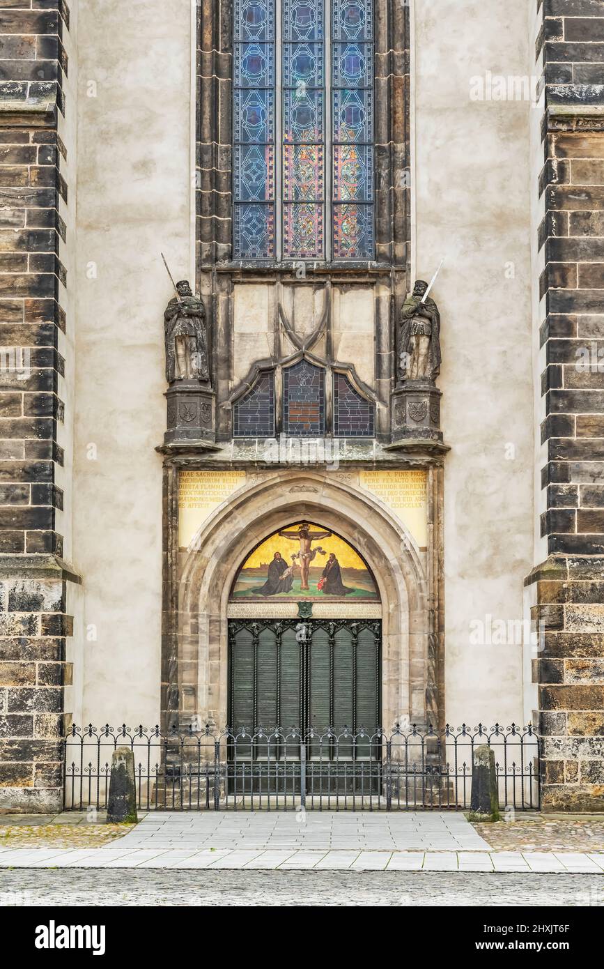 All'ingresso della chiesa del castello si trovano le 95 Tesi della riforma, che Martin Lutero ha pubblicato il 31 ottobre 1517, Lutherstadt Wittenberg Foto Stock