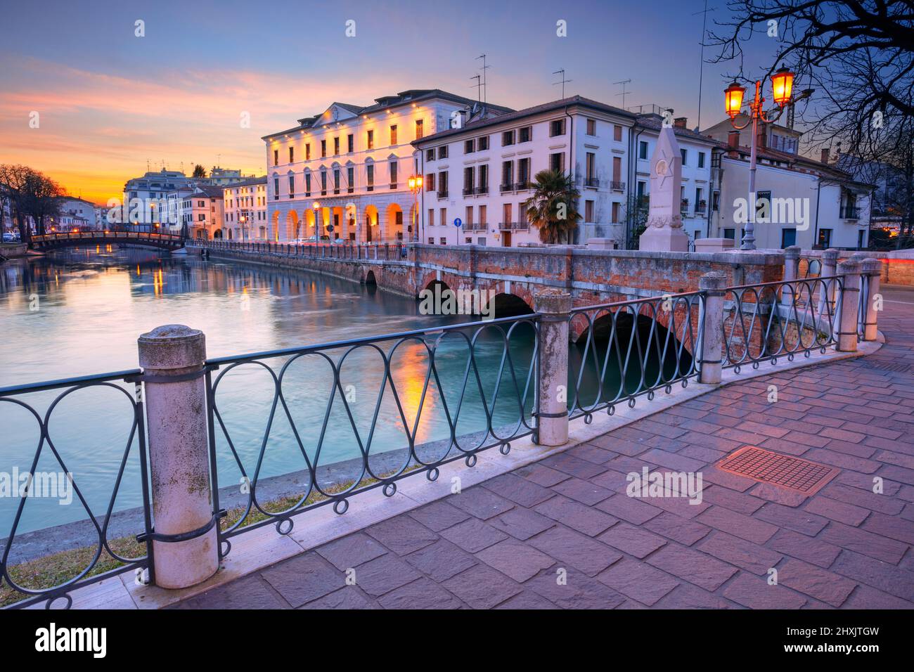 Treviso, Italia. Immagine del paesaggio urbano di Treviso, Italia con l'Università di Padova al tramonto primaverile. Foto Stock