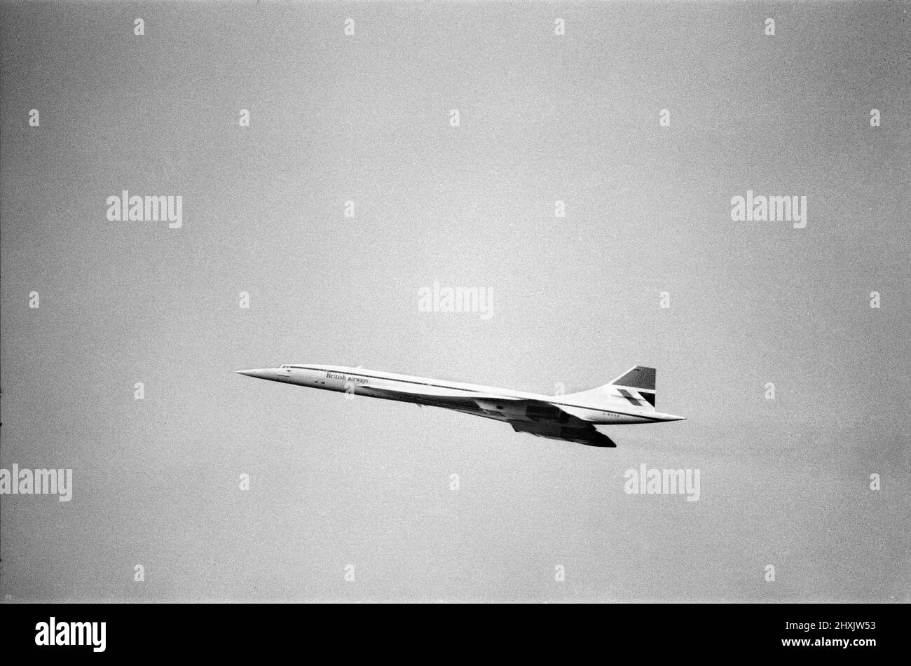 Voli commerciali inaugurali del Concorde supersonico il 21st gennaio 1976, sette anni dopo il primo volo di prova.un volo British Airways lasciato dall'aeroporto di Heathrow, Londra, al Bahrain in Medio Oriente, come l'altro, un volo Air France, è decollato simultaneamente alle 11,40 dall'aeroporto di Orly, Parigi per Rio de Janeiro via Dakar, Senegal. Foto mostra: Il volo della British Airways subito dopo il decollo da Londra. 21st gennaio 1976. Foto Stock