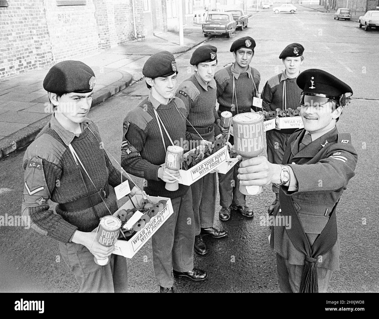 Cadetti dell'esercito che vendono i papaveri davanti al giorno di ricordo, Teesside, novembre 1976. Foto Stock