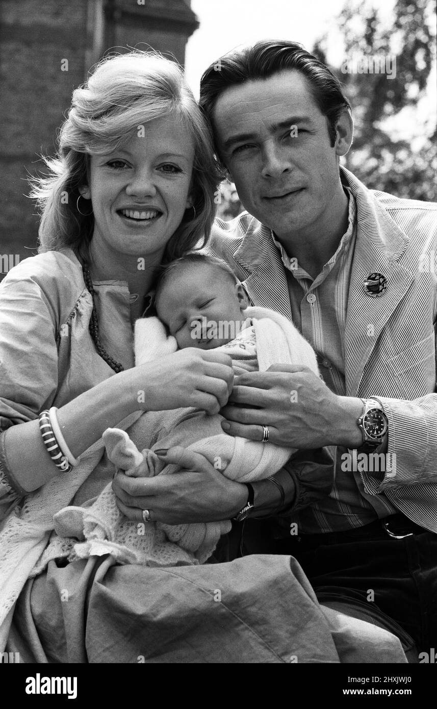 L'attrice Hayley Mills e l'attore Leigh Lawson mostrano orgogliosamente il loro bambino d'amore per la prima volta dalla nascita del bambino il 30th luglio. Con un peso di 8lb 14 once, Hayley partorì al St Teresa's Hospital di Wimbledon. 11th agosto 1976. Foto Stock