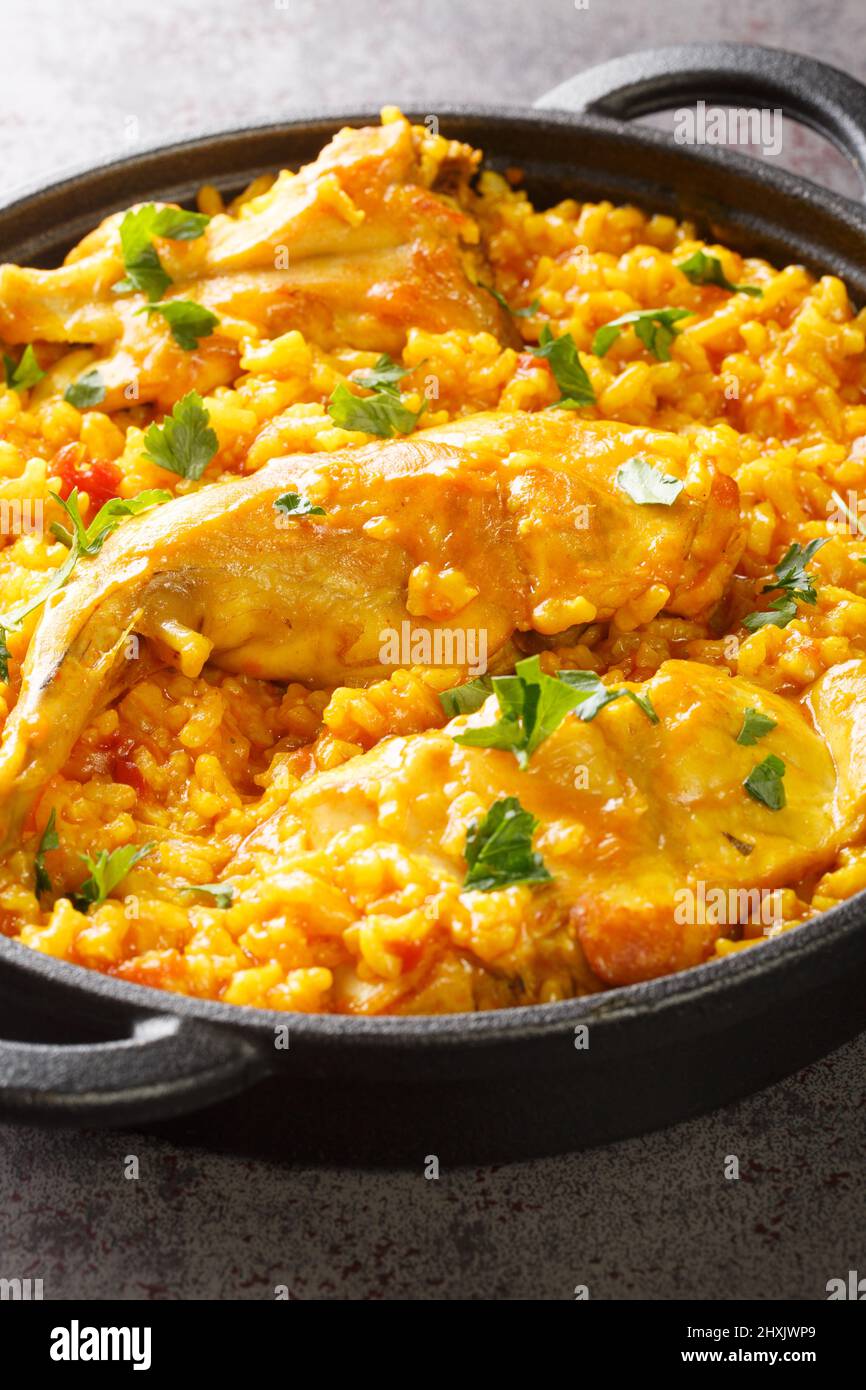 Grande padella per paella piastra con piatti di pesce e di riso  tradizionale cibo spagnolo Foto stock - Alamy