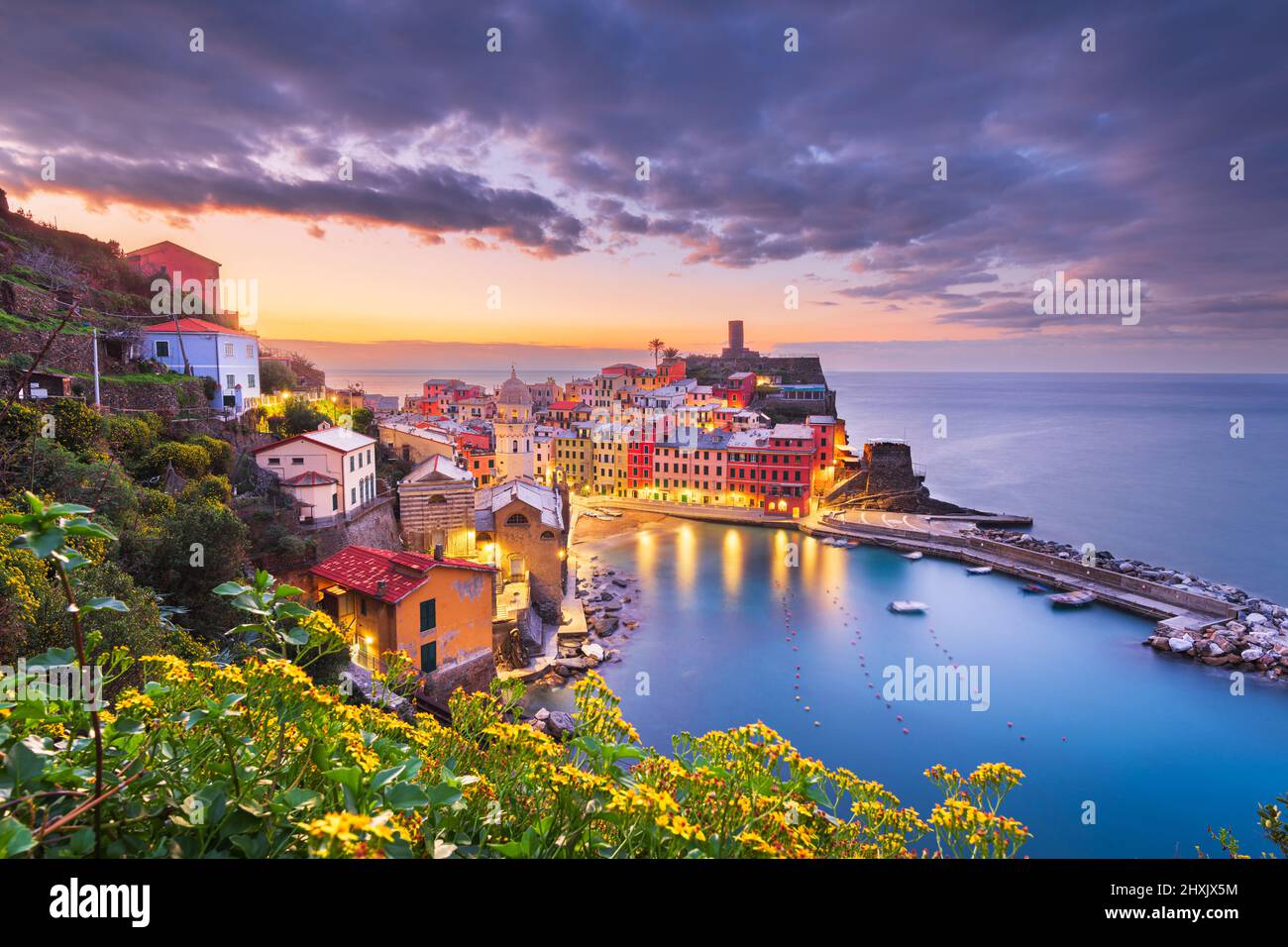 Vernazza, la Spezia, Liguria, Italia nella regione delle cinque Terre al tramonto. Foto Stock