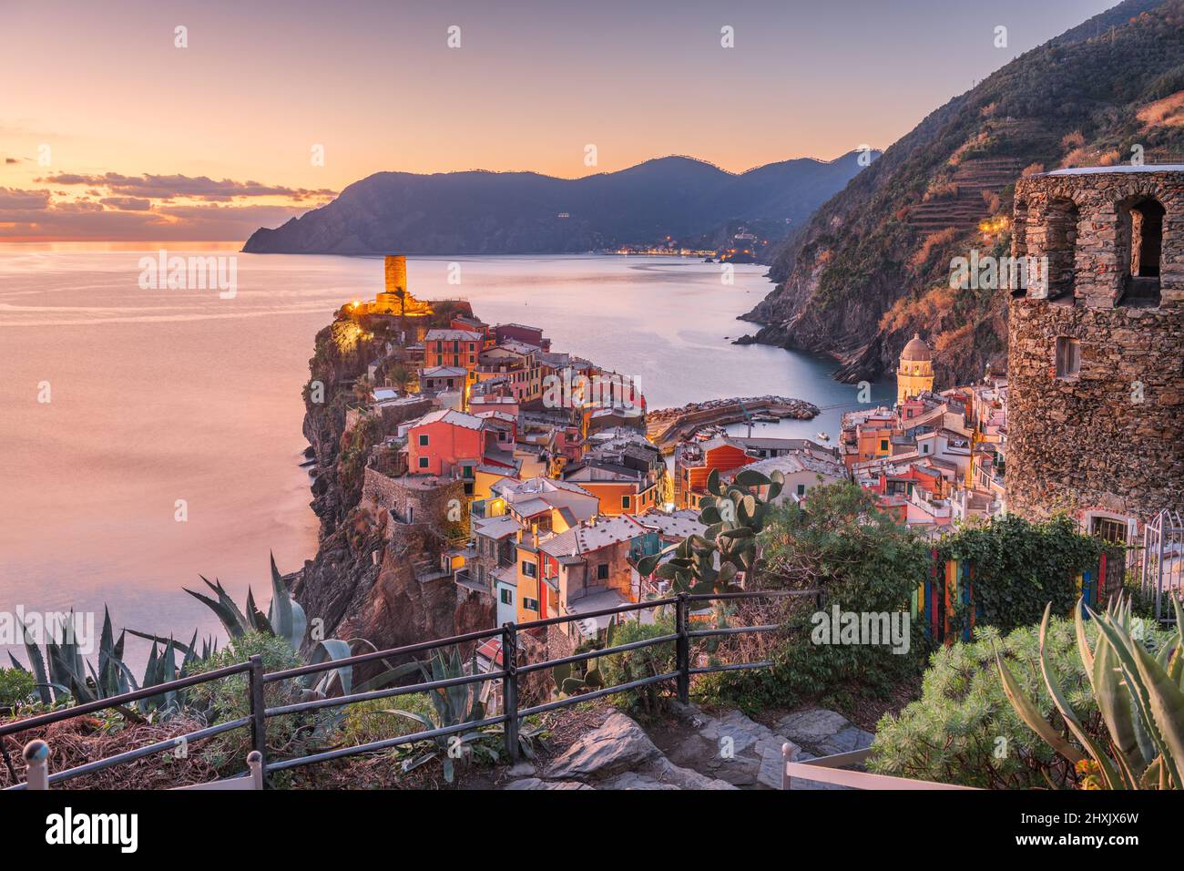 Vernazza, la Spezia, Liguria, Italia nella regione delle cinque Terre al tramonto. Foto Stock
