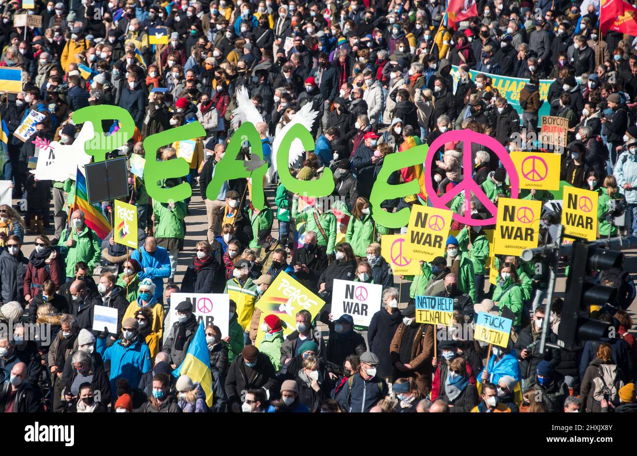 Amburgo, Germania. 13th Mar 2022. I partecipanti a una manifestazione contro il conflitto ucraino si levano in piedi sul Jungfernstieg e tengono la parola 'Pace?. Credit: Daniel Bockwoldt/dpa/Alamy Live News Foto Stock