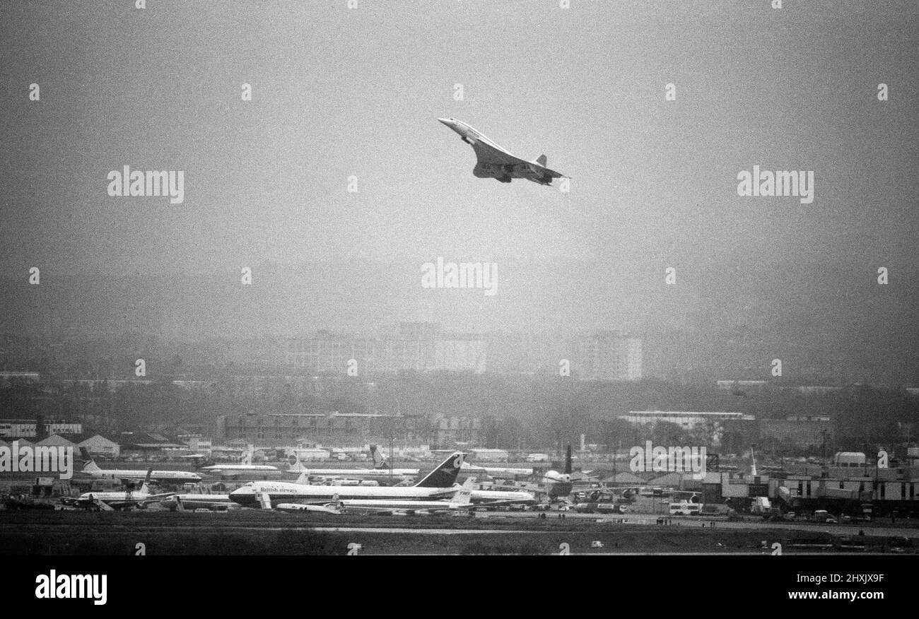 Voli commerciali inaugurali del Concorde supersonico il 21st gennaio 1976, sette anni dopo il primo volo di prova.un volo British Airways lasciato dall'aeroporto di Heathrow, Londra, al Bahrain in Medio Oriente, come l'altro, un volo Air France, è decollato simultaneamente alle 11,40 dall'aeroporto di Orly, Parigi per Rio de Janeiro via Dakar, Senegal. Foto mostra: Il volo della British Airways subito dopo il decollo da Londra. 21st gennaio 1976. Foto Stock