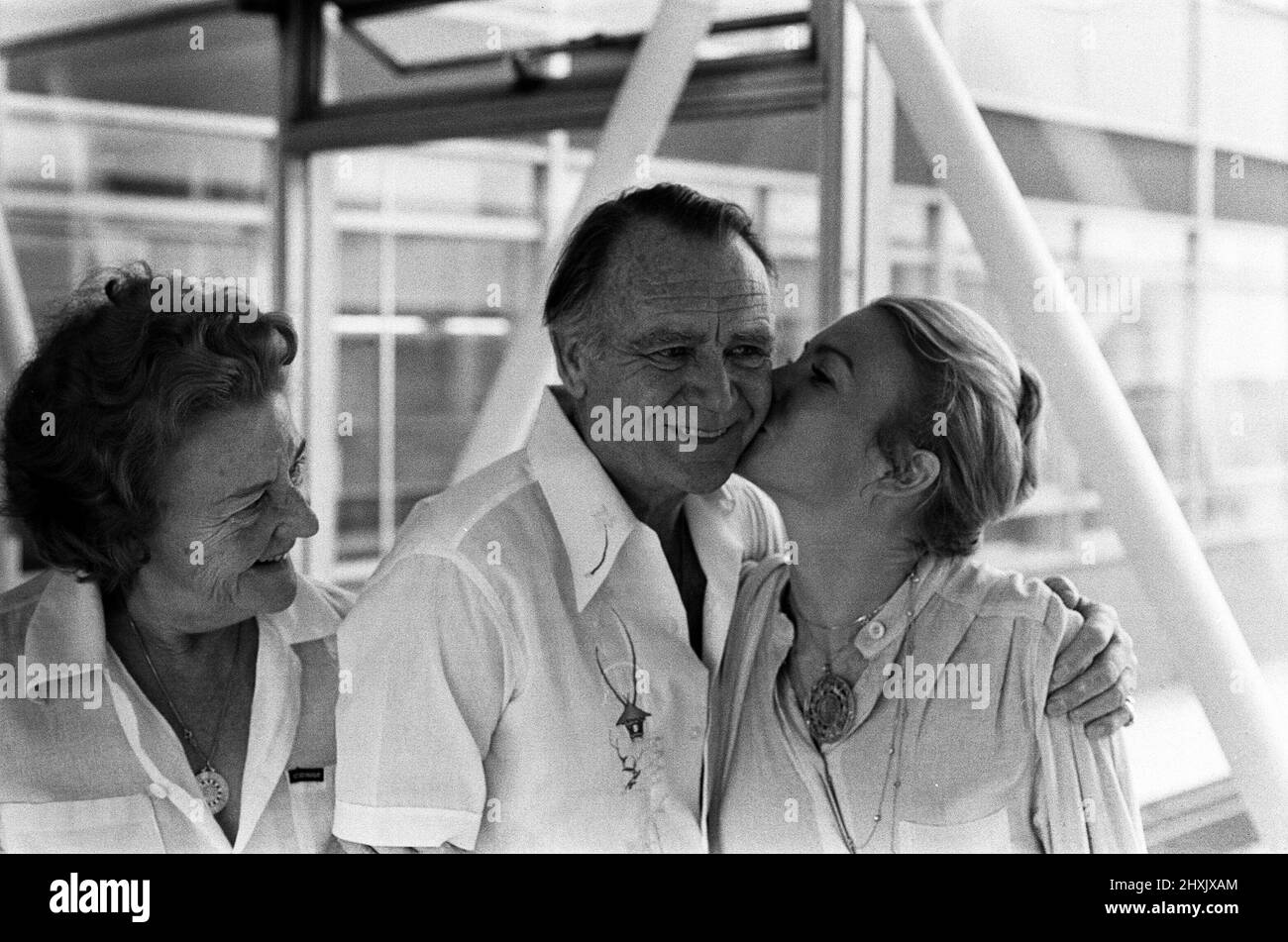John Mills e sua moglie Mary a Heathrow per vedere la loro figlia Juliet fuori a New York. Juliet era a Londra per la nascita delle sue sorelle. Vive a Los Angeles e torna a casa. 14th agosto 1976. Foto Stock