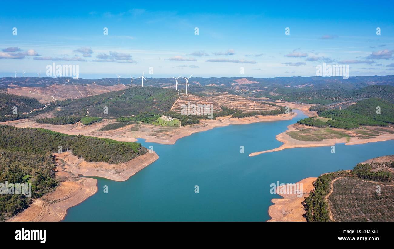 Antenna. Foto dal cielo, dighe piene di acqua Bravura Portimao. Sullo sfondo, un parco di generatori di vento per una pulita elettricità ecologica. Foto Stock