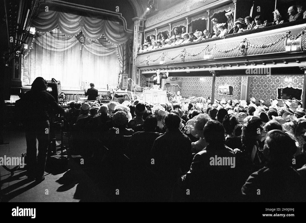 Filmare il popolare programma di intrattenimento televisivo della BBC "The Good Ole Days", presso le varietà di Leeds City. Confronta Leonard Sachs si può vedere introdurre il prossimo atto. 29th febbraio 1976 Foto Stock