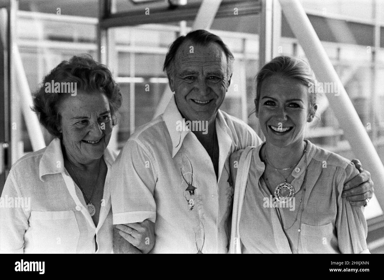 John Mills e sua moglie Mary a Heathrow per vedere la loro figlia Juliet fuori a New York. Juliet era a Londra per la nascita delle sue sorelle. Vive a Los Angeles e torna a casa. 14th agosto 1976. Foto Stock