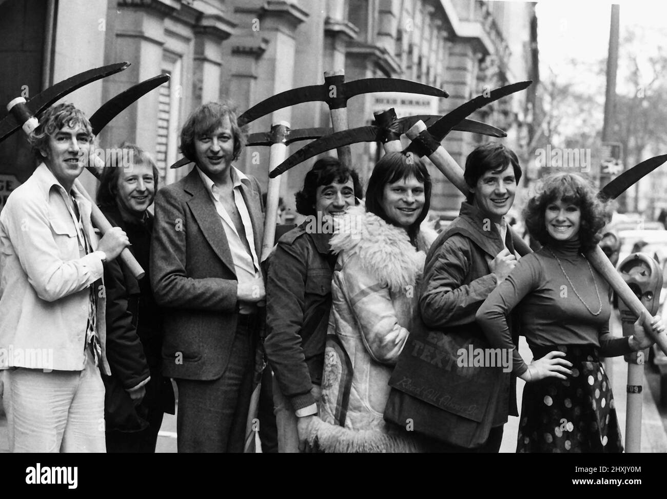 Monty Pythons Flying Circus cast Peter Cook. Tim Brooke Taylor, Graeme Chapman, Terry Jones, Terry Gilliam, Michael Palin e Carol Cleveland fuori dal suo Majestys Theatre London 1976 Foto Stock