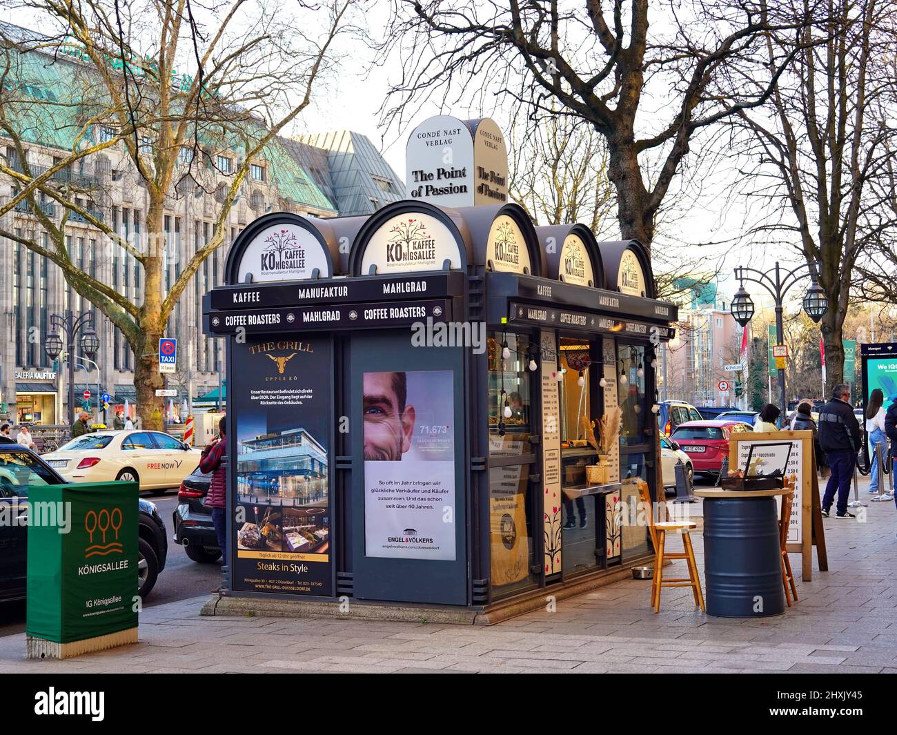 Königsallee a Düsseldorf/Germania con elegante chiosco per caffè retrò che serve caffè appena tostato di alta qualità. Foto Stock