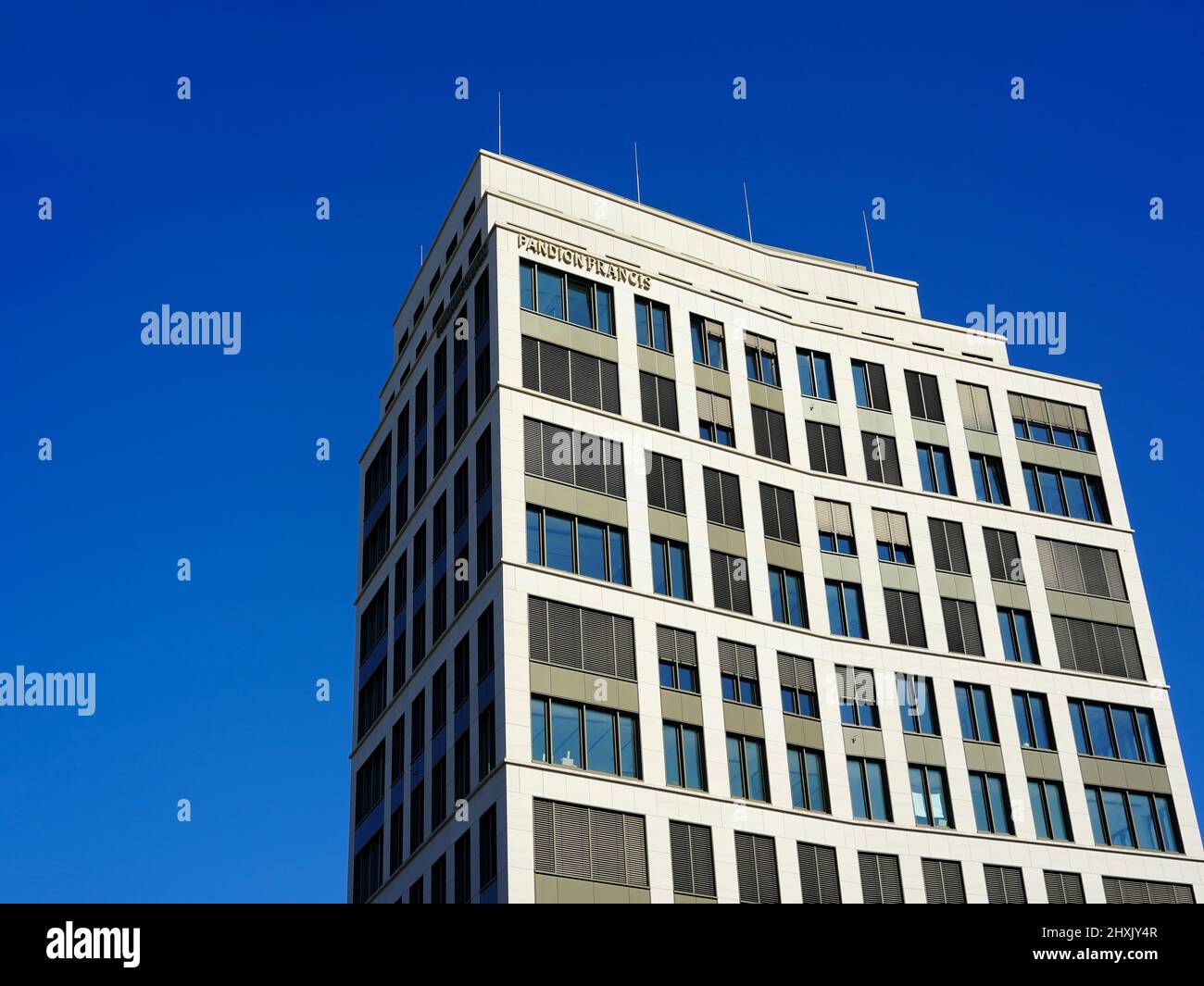 Il Pandion Francis è un moderno edificio per uffici con una facciata in pietra naturale nel centro di Düsseldorf, in Germania. E' stato completato nel 2021 e ha 14 piani. Foto Stock