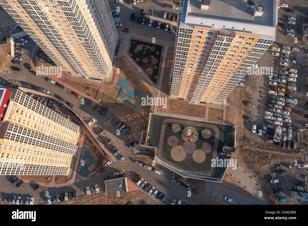 Vladivostok, Russia - 2 marzo 2022: Edifici alti e un cortile vicino a loro. Vista dall'alto. Foto Stock