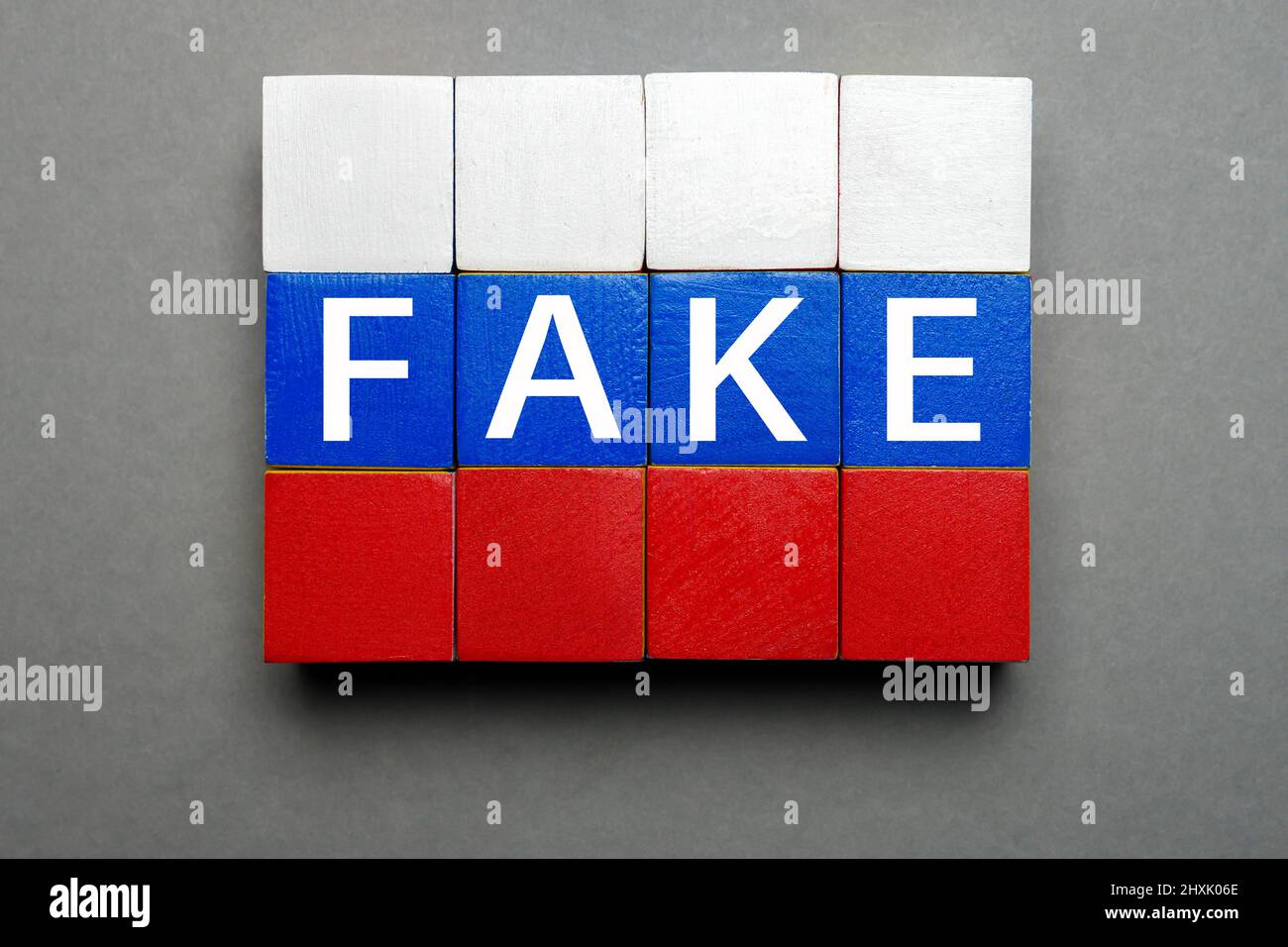 Lie media Russia stampa poster design. Isolato blocco lettere legno parola falso in russo bandiera colori cubi. Cubi di legno con testo concetto false notizie Foto Stock