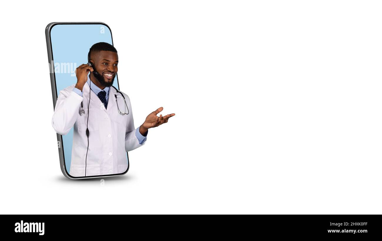 Telemedicina. Cuffie indossabili dal medico nere che si estringono dal grande schermo dello smartphone Foto Stock