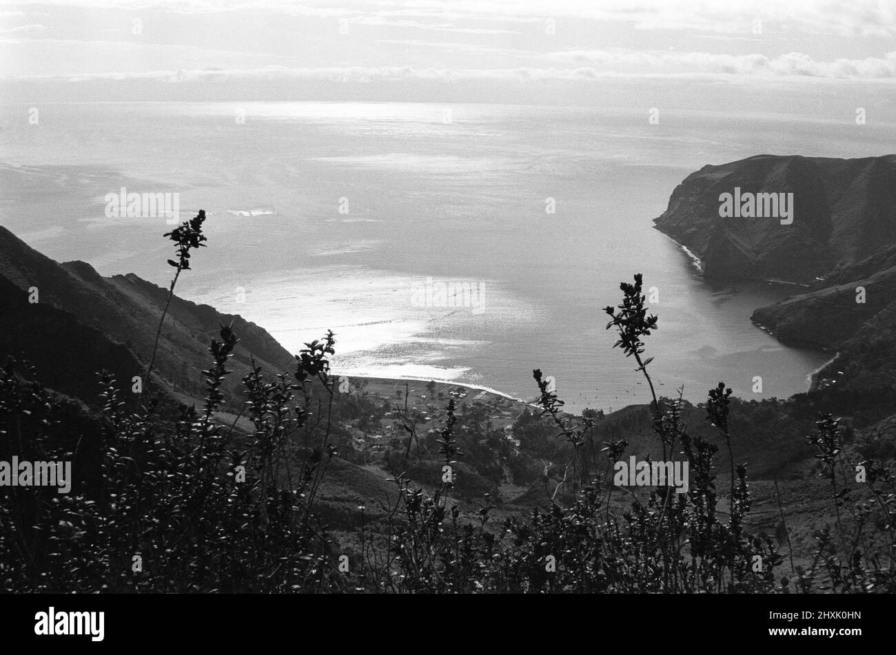 Juan Fernandez Isola al largo della costa del Cile. Il suo abitante più famoso fu Alexander Selkirk che visse sull'isola in completa solitudine per quattro anni e quattro mesi fino a quando fu salvato dall'isola nel febbraio 1709. La sua storia di sopravvivenza fu ampiamente pubblicizzata quando tornò a casa, e divenne una probabile fonte di ispirazione per il personaggio immaginario dello scrittore Daniel Defoe Robinson Crusoe. 18th gennaio 1976 Foto Stock