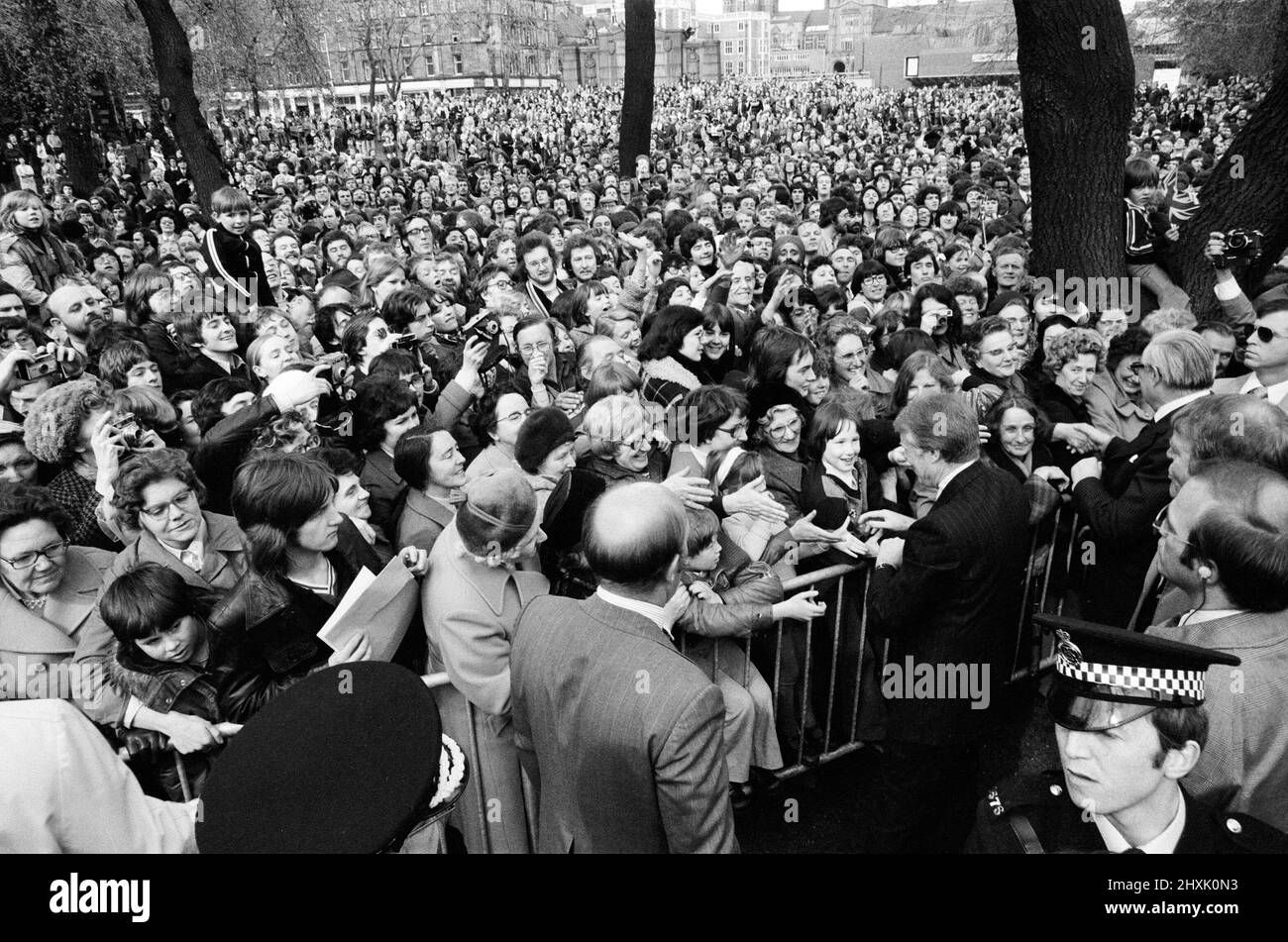 Il presidente Jimmy carter durante la sua passeggiata a Newcastle e Washington, Tyne and Wear, dove piantò un tulipano e il primo ministro James Callaghan piantò una quercia, a Washington Green, la casa ancestrale del presidente George Washington. 7th maggio 1977. Foto Stock